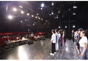 美女操B一级片高三年级表演专业举行阶段考试